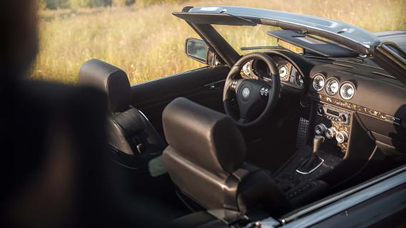 Pogea Classics Project R107 Mercedes SL 450 (R107) grijs (2025) interieur Recaro sportstoelen achterzijde rechts boven