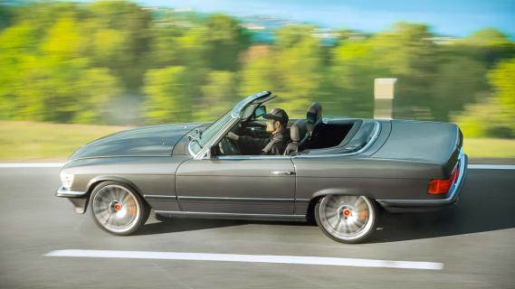 Pogea Classics Project R107 Mercedes SL 450 (R107) grijs (2025) zijkant rechts rijdend