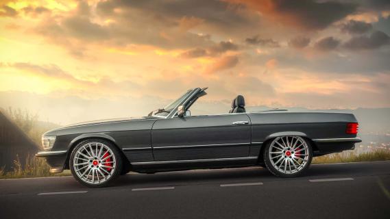 Pogea Classics Project R107 Mercedes SL 450 (R107) grijs (2025) zijkant links dak omlaag