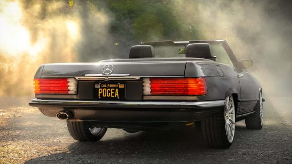 Pogea Classics Project R107 Mercedes SL 450 (R107) grijs (2025) zijkant rechts achter schuin dak omlaag