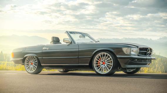 Pogea Classics Project R107 Mercedes SL 450 (R107) grijs (2025) zijkant rechts schuin voor