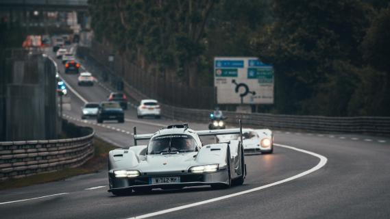 Porsche 963 RSP grijs (2025) op het rechte stuk van Le Mans