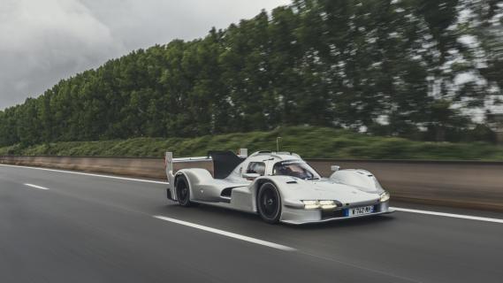 Porsche 963 RSP grijs (2025) rijdend op snelweg