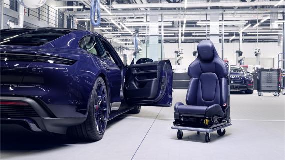 Porsche Taycan Ferragamo (2025) achterkant stoel blauw