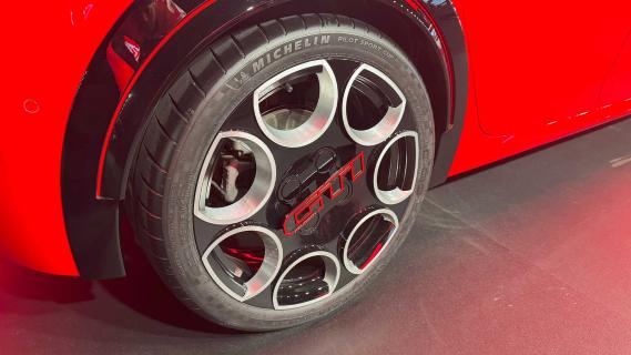 Peugeot e-208 GTi remmen en wielen (banden)