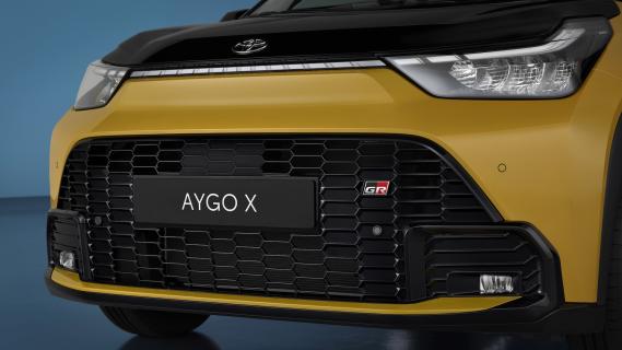 Toyot Aygo X hybrid GR Sport two tone goud zwart (2025) neus
