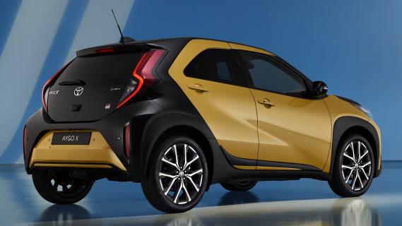 Toyot Aygo X hybrid GR Sport two tone goud zwart (2025) zijkant rechtsachter schuin
