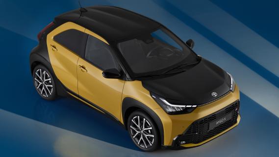 Toyot Aygo X hybrid GR Sport two tone goud zwart (2025) zijkant rechts schuin voor hoog