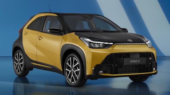 Toyot Aygo X hybrid GR Sport two tone goud zwart (2025) zijkant rechts voor schuin