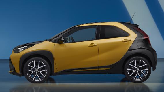 Toyot Aygo X hybrid GR Sport two tone goud zwart (2025) zijkant links