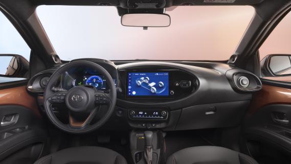 Toyota Aygo X hybrid High Grade koper two tone (2025) interieur
