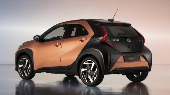 Toyota Aygo X hybrid High Grade koper two tone (2025) zijkant links schuin achter