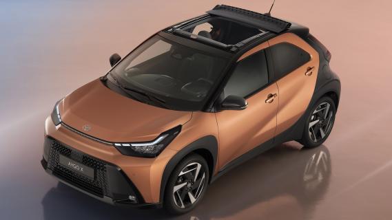 Toyota Aygo X hybrid High Grade koper two tone (2025) zijkant links schuin voor hoog