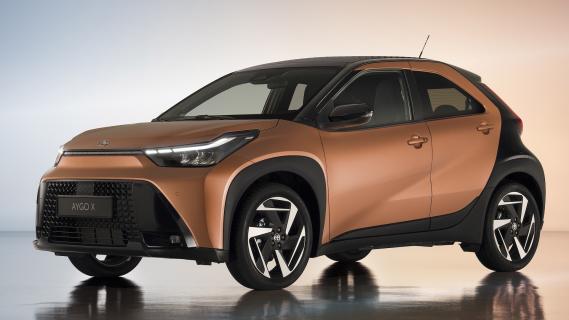 Toyota Aygo X hybrid High Grade koper two tone (2025) zijkant links schuin voor