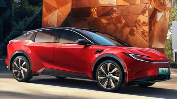 Toyota BZ5 Coupé (2025) rood zijkant rechts schuin voor
