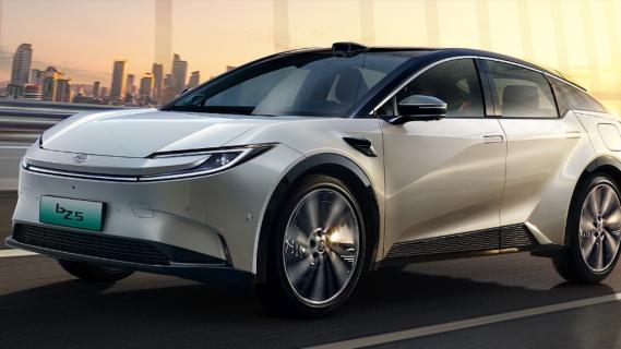 Toyota BZ5 Coupé (2025) wit zijkant links schuin voor