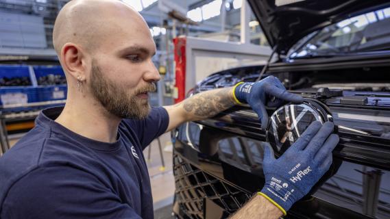 Volkswagen fabriek Wolfsburg Golf logo meneer met kaal hoofd