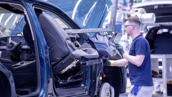 Volkswagen fabriek Wolfsburg Golf medewerker meneer