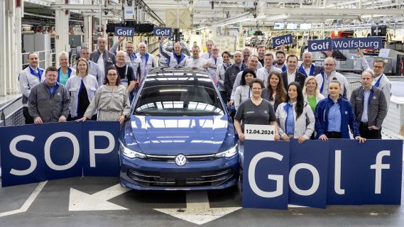 Volkswagen fabriek Wolfsburg Golf medewerkers start productie