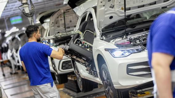 Volkswagen fabriek Wolfsburg Golf 8.5 medewerker