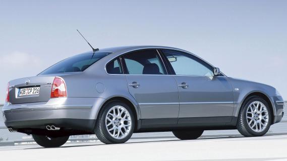 Volkswagen Passat W8 4Motion (B5.5) grijs (2000) zijkant rechtsachter schuin