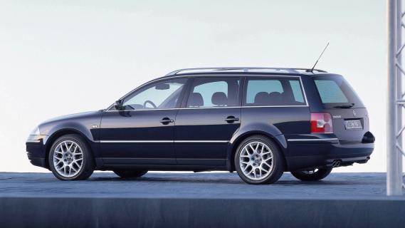 Volkswagen Passat W8 4Motion Variant (B5.5) blauw (2000) zijkant links schuin achter