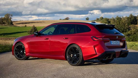 BMW M5 Touring achterkant rood met michelin banden