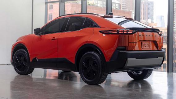 Subaru Uncharted oranje (2025) zijkant links achter schuin