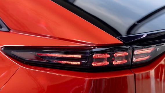 Subaru Uncharted oranje (2025) zijkant links achter schuin detail achterlicht
