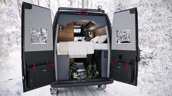 Adria Supertwin 4x4 (2024) zwart achterkant in de sneeuw
