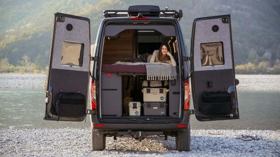 Adria Supertwin 4x4 (2024) zwart achterkant in de sneeuw