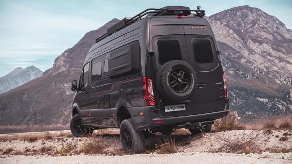 Adria Supertwin 4x4 (2024) links schuin achter op verhoging keien
