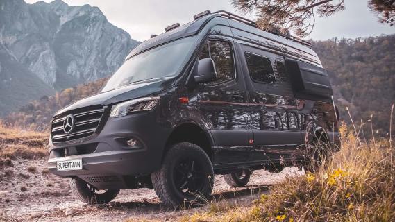 Adria Supertwin 4x4 (2024) zijkant links schuin voor