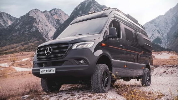 Adria Supertwin 4x4 (2024) links schuin voor door stenen op verhoging