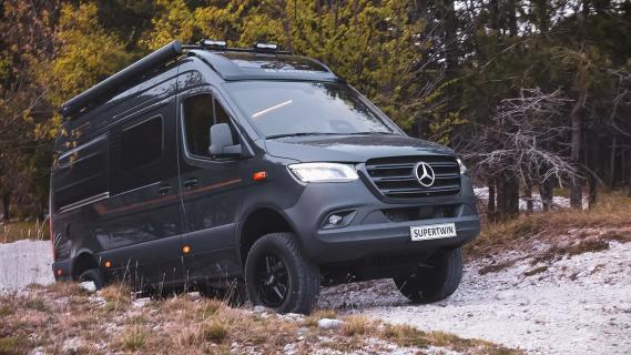 Adria Supertwin 4x4 (2024) zwart zijkant rechts schijn voor klimmend op stenen