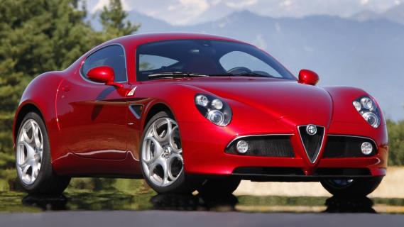 Alfa Romeo 8C Competizione rood (2008) zijkant rechts schuin voor