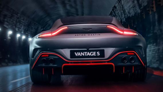 Aston Martin V8 Vantage S grijs (2025) achterzijde