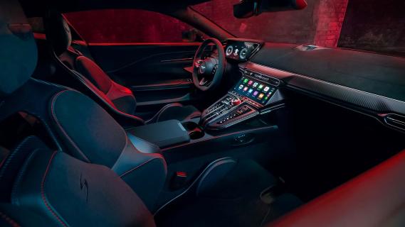 Aston Martin V8 Vantage S grijs (2025) interieur dashboard zijkant