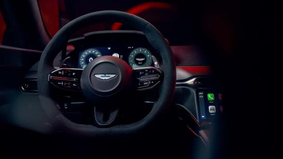 Aston Martin V8 Vantage S grijs (2025) interieur dashboard stuurwiel
