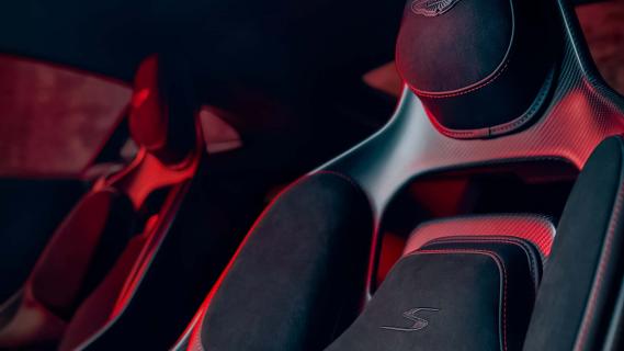 Aston Martin V8 Vantage S grijs (2025) interieur stoelen
