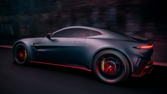 Aston Martin V8 Vantage S grijs (2025) zijkant links schuin achter rijdend