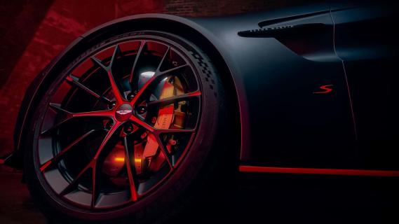 Aston Martin V8 Vantage S grijs (2025) zijkant links wielen en remmen laag