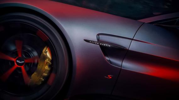 Aston Martin V8 Vantage S grijs (2025) zijkant links wielen en remmen