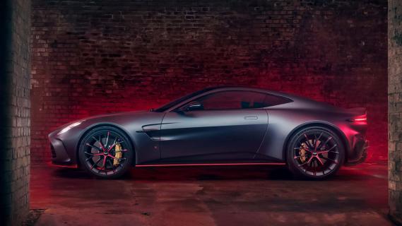 Aston Martin V8 Vantage S grijs (2025) zijkant links