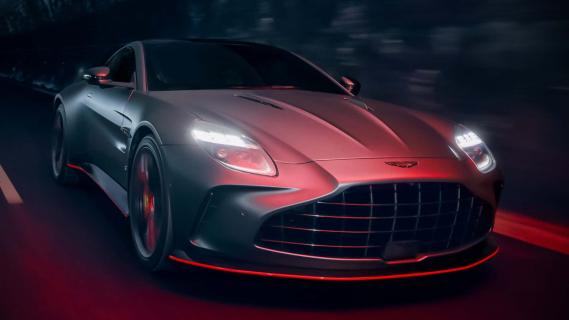Aston Martin V8 Vantage S grijs (2025) zijkant rechts schuin voor rijdend
