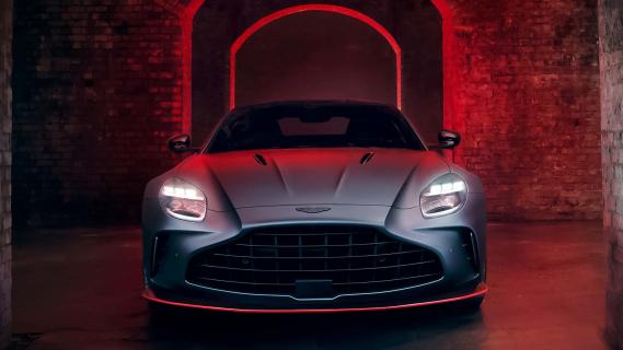 Aston Martin V8 Vantage S grijs (2025) voorzijde