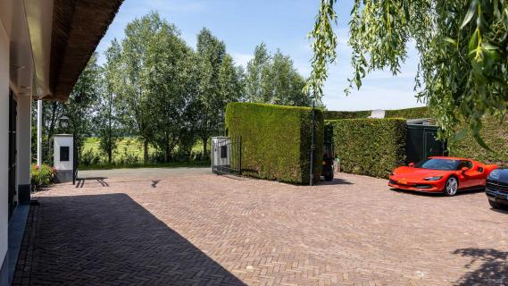 Huis waar auto (Ferrari) in werkkamer kan staan
