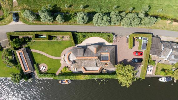 Huis waar auto (Ferrari) in werkkamer kan staan
