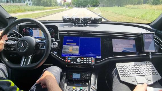 Snelle Mercedes E-klasse van de politie met Superscreen (schermen)