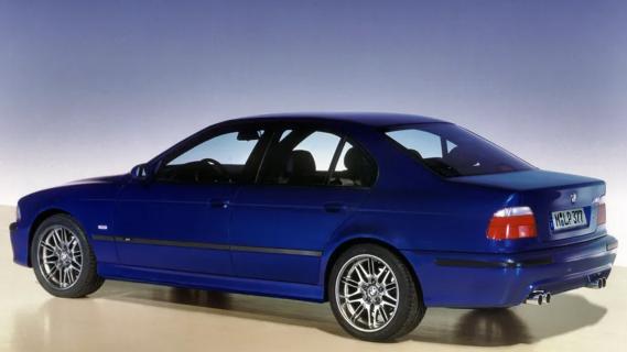 BMW M5 (E39) blauw (1998) links schuin achter